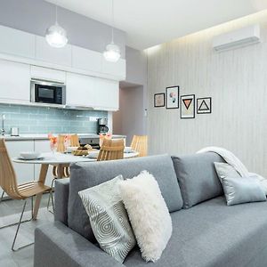Modern 2 Bedroom Apartment With Free Airport Transfer